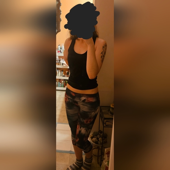 Abstract Multicolor Printed Capris - Picture 4 of 5